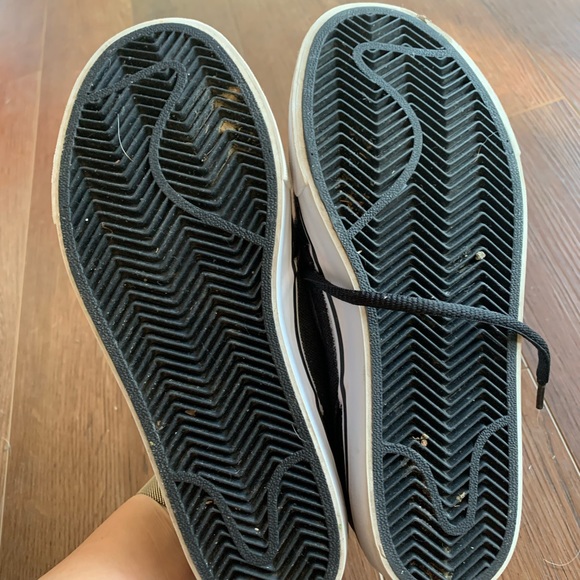 Youth Size 4 (Women’s Size 6) Nike Sneakers - Picture 5 of 6